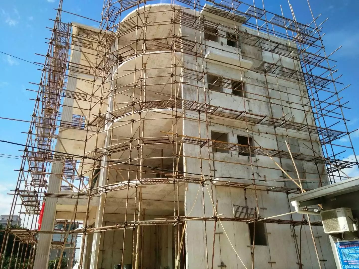 兴仁星河绿色环保装配式建材在福建修建的五层别墅建筑